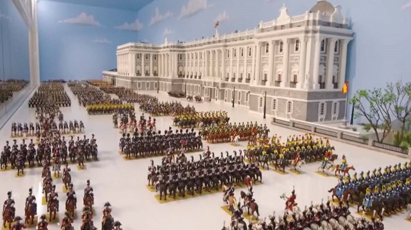 Miniaturas.- Desfile de tropas de Isabel II. Museo del Ejército.