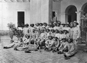 Los supervivientes de Baler, fotografiados al regresar - 1899