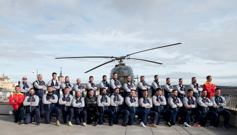 La selección masculina de rugby del Ministerio de Defensa, ante el helicóptero Bolköw Bö-105 del Museo del Ejército.