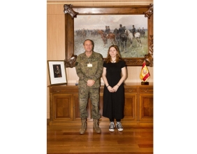 El General Director del Museo del Ejército con la becaria de la Universidad de Barcelona.