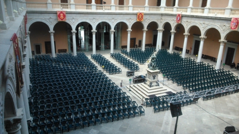Patio de Armas _o de Carlos V_ del Alcázar, sede actual del Museo del Ejército. Preparativos para celebrar un concierto.
