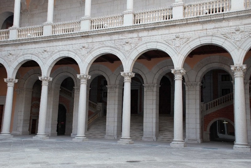 Arcos del patio del edificio Alcázar, con acceso a la gran escalera imperial. MUSEO DEL EJÉRCITO.