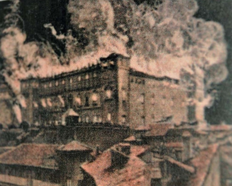 Gran incendio en el Alcázar de Toledo, ocupado por los franceses en 1810, durante la guerra de la Independencia.