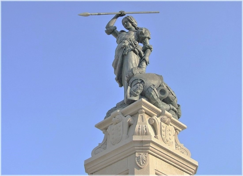 María Pita. Estatua-homenaje en La Coruña. Escultor: de Xosé Castiñeiras. Altura total: 9,31 metros. Peso: 30 toneladas.