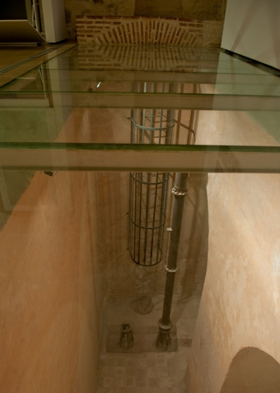 Aljibe -y pozo de acceso- para almacenar el agua del río Tajo. Museo del Ejército. Sala de Historia del Alcázar.