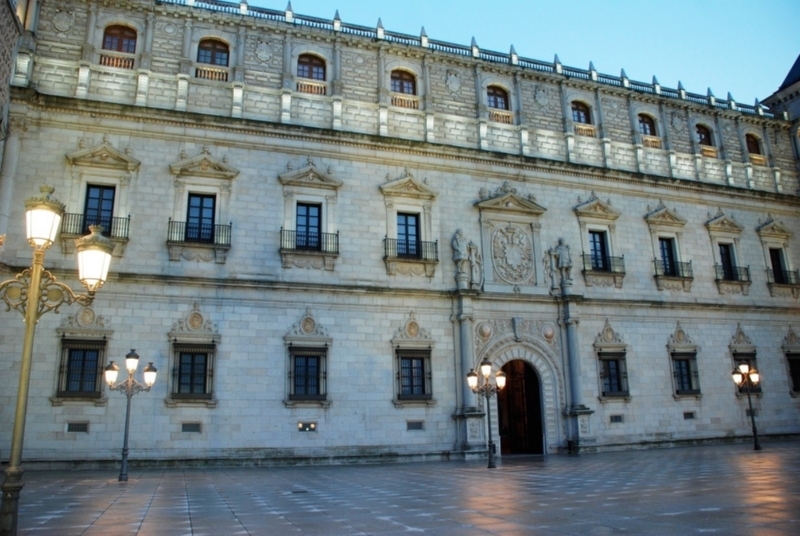 Fachada Norte, con la puerta principal de acceso al Alcázar mandado contruir por Carlos V. Esta fachada es de Covarrubias.