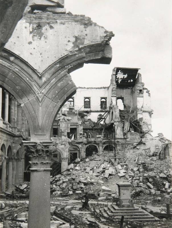 Vista General del Patio del Alcázar destruido. Rodríguez fotografía 1936-1939