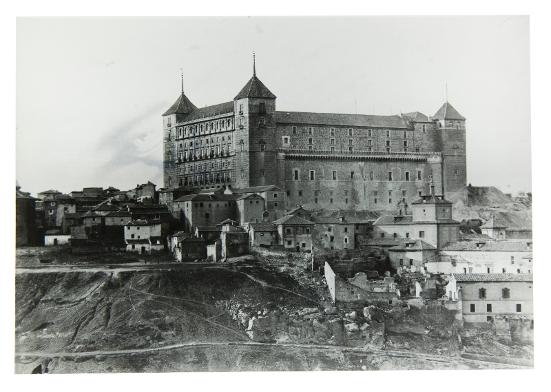 Fotografía del Alcázar de Toledo desde el Puente de Alcántara 1882