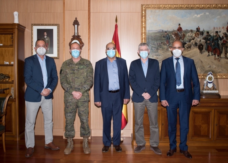 Los representantes son recibidos por el General Director del Museo del  Ejército.