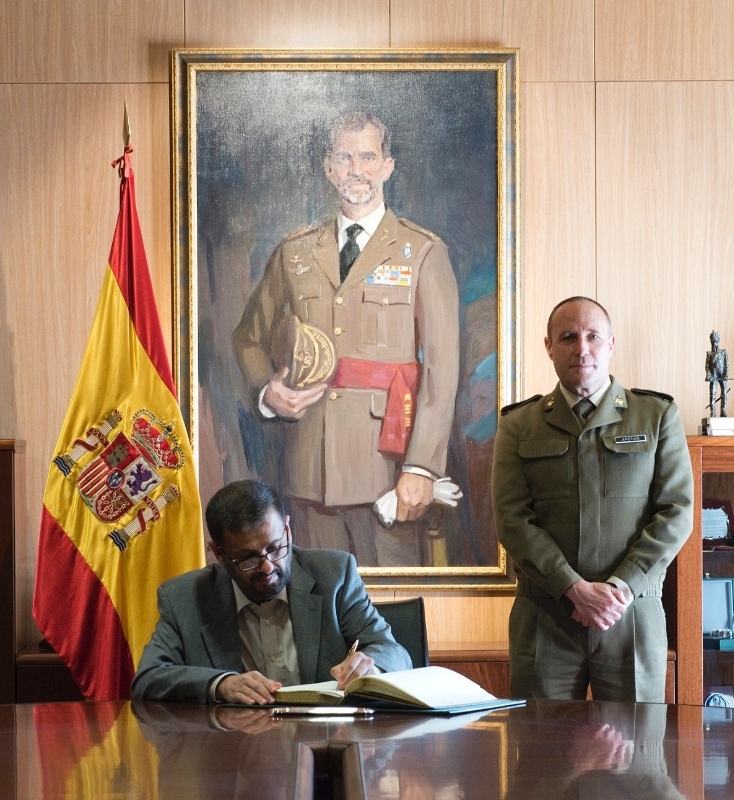 El Embajador del Sultanato de Omar en España firma en el Libro de Honor del Museo del Ejército.