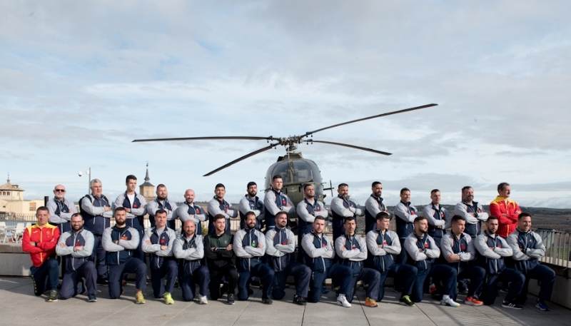 La selección masculina de rugby del Ministerio de Defensa, ante el helicóptero Bolköw Bö-105 del Museo del Ejército.