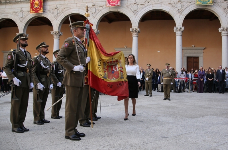 Juras anteriores: Momento de la jura de bandera de la alcaldesa de Toledo, Milagros Tolón Jaime. Patio del Alcázar, sede del Museo del Ejército.