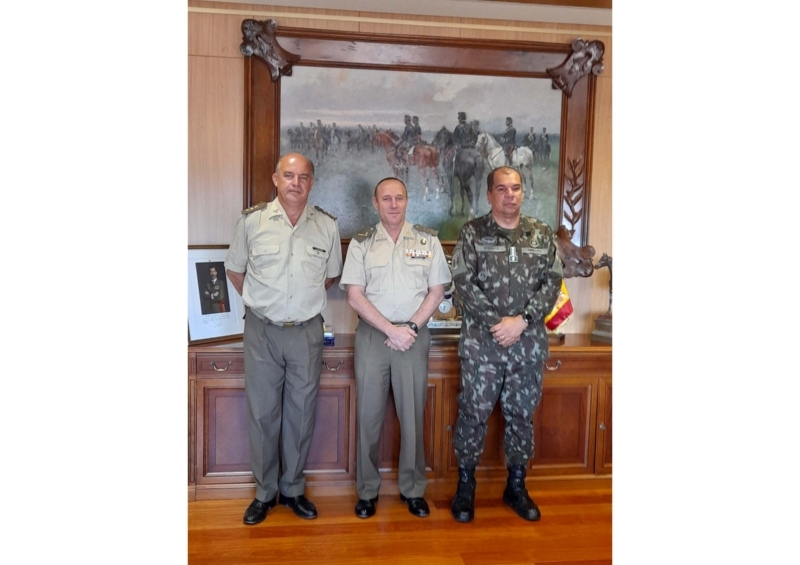 Fotografía de grupo, en el despacho del General Director del Museo del Ejército.