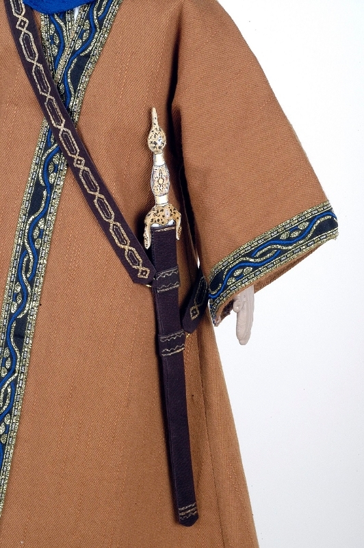La espada que porta la marioneta es una reproducción a escala de la pieza que perteneció a Ali-Atar y que se conserva en el Museo del Ejército.