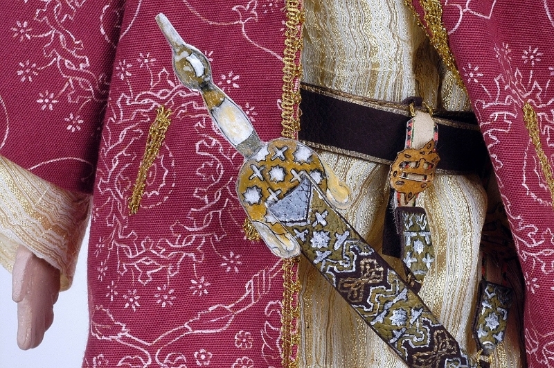 La espada que porta la marioneta es una reproducción a escala de la Jineta que perteneció a Boabdil y que se expone en el Museo.