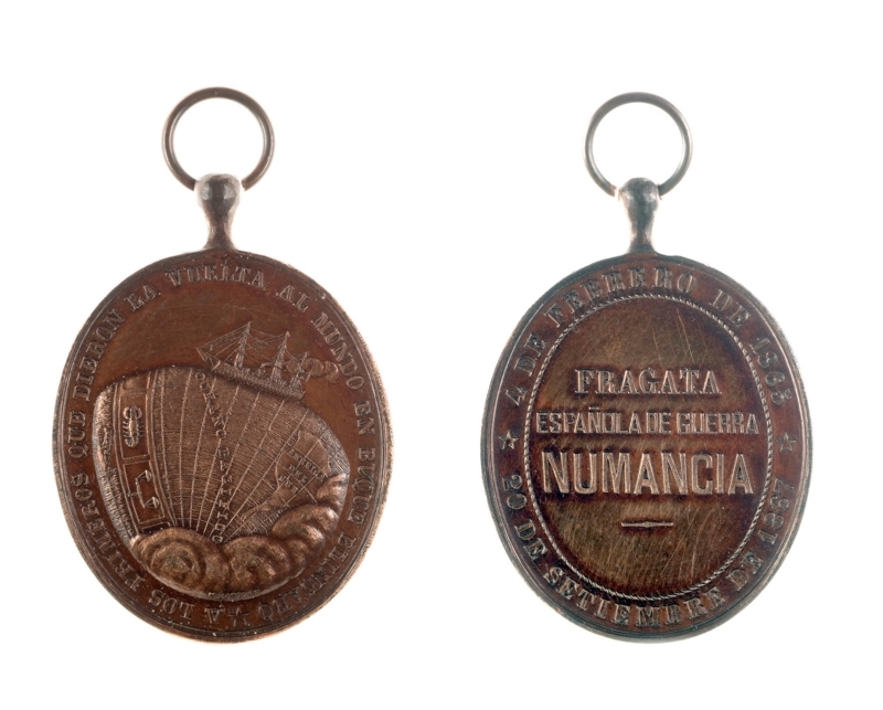 Medalla a los tripulantes de la fragata Numancia, acuñada en su honor por Real Orden de 20 de enero de 1868. Anverso y reverso.