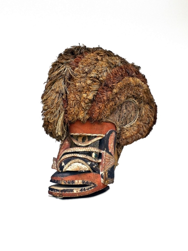 Máscara tatanua procedente de Nueva Irlanda (Melanesia), año de 1895. Elaborada con materias primas de la geografía isleña. Museo del Ejército.