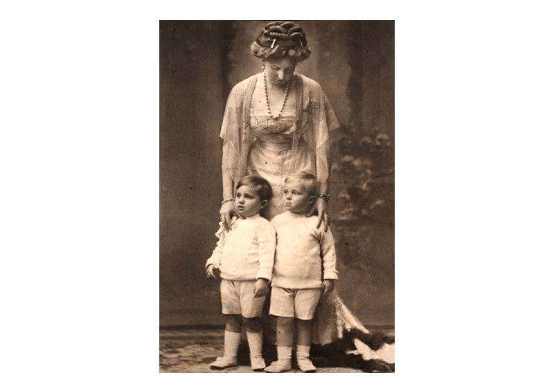 Victoria Eugenia de Battenberg con dos de sus hijos. Foto: Museo del Ejército.