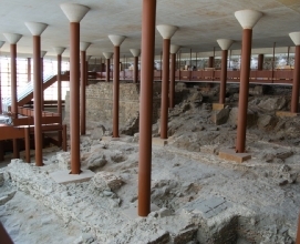  Restos arqueológicos al pie del Alcázar de Toledo, sede del Museo del Ejército.