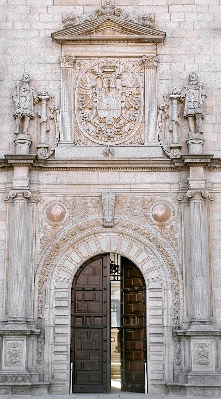 Puerta de Acceso, con el escudo del Águila Imperial, al Alcázar que mandó construir Carlos V, en la fachada Norte o de Covarrubias.